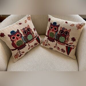 Decorative pillows with owl images. Removable covers made of tapestry fabric